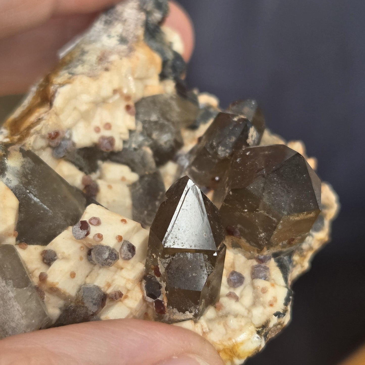 Rauchquarz mit Spessartin Granat auf Feldspat Stufe, Sammlerstein, Heilstein, 50 x 60.x 40 mm, 71,64 g., 358,25 ct.