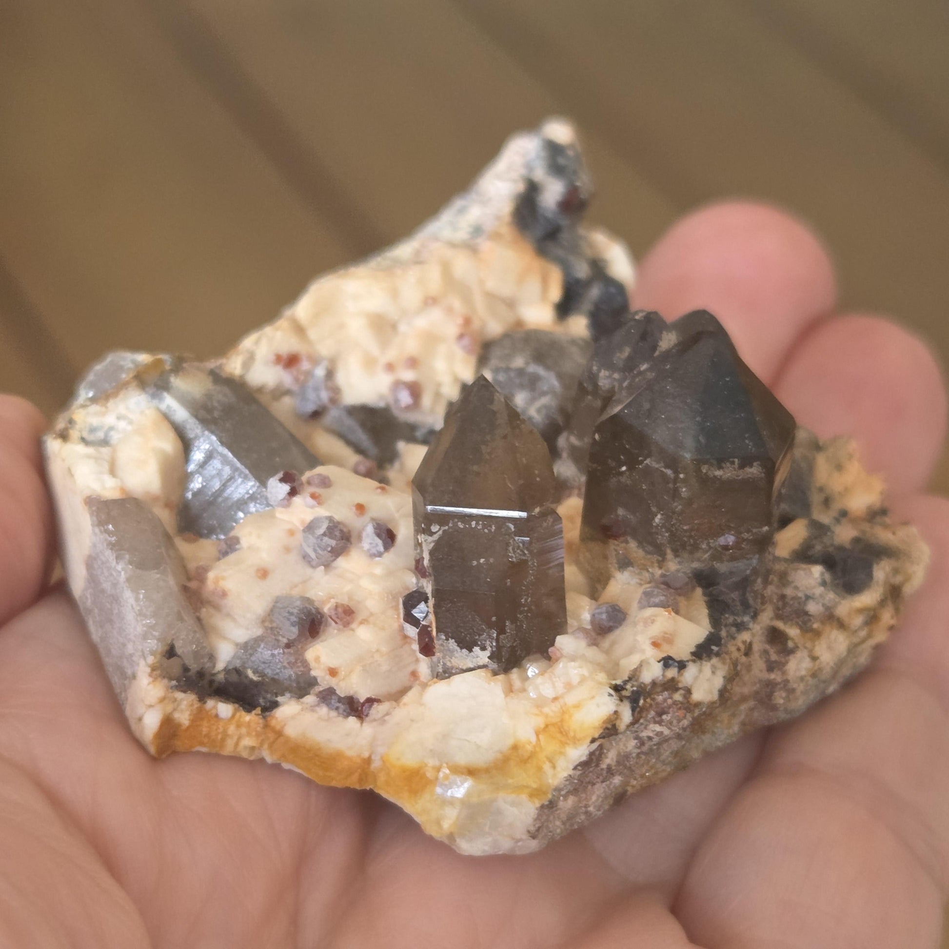 Rauchquarz mit Spessartin Granat auf Feldspat Stufe, Sammlerstein, Heilstein, 50 x 60.x 40 mm, 71,64 g., 358,25 ct.