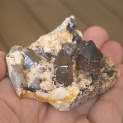 Rauchquarz mit Spessartin Granat auf Feldspat Stufe, Sammlerstein, Heilstein, 50 x 60.x 40 mm, 71,64 g., 358,25 ct.