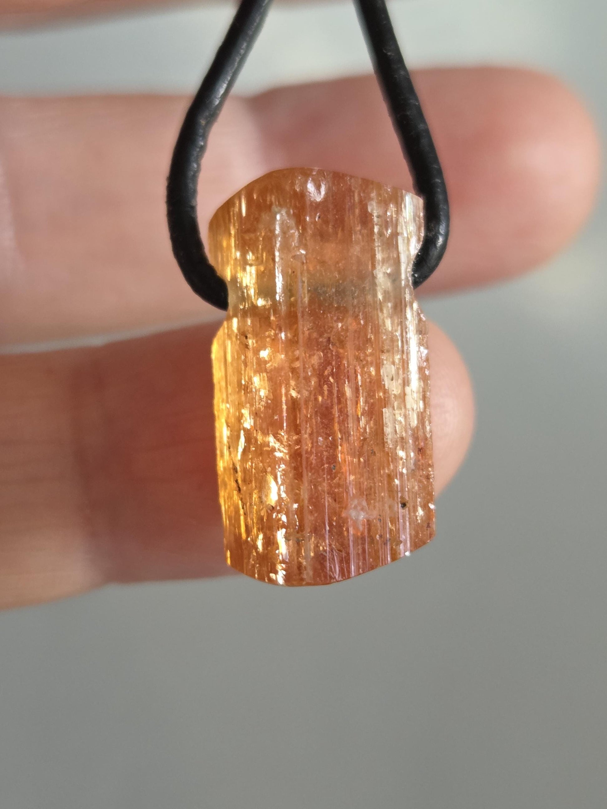 Kleiner feiner Imperial Topas Kaiser Topas Goldtopas Rohstein Anhänger, 22 x 12 x 11 mm, an verstellbarem Lederband, 3,83 g., 19,10 ct.