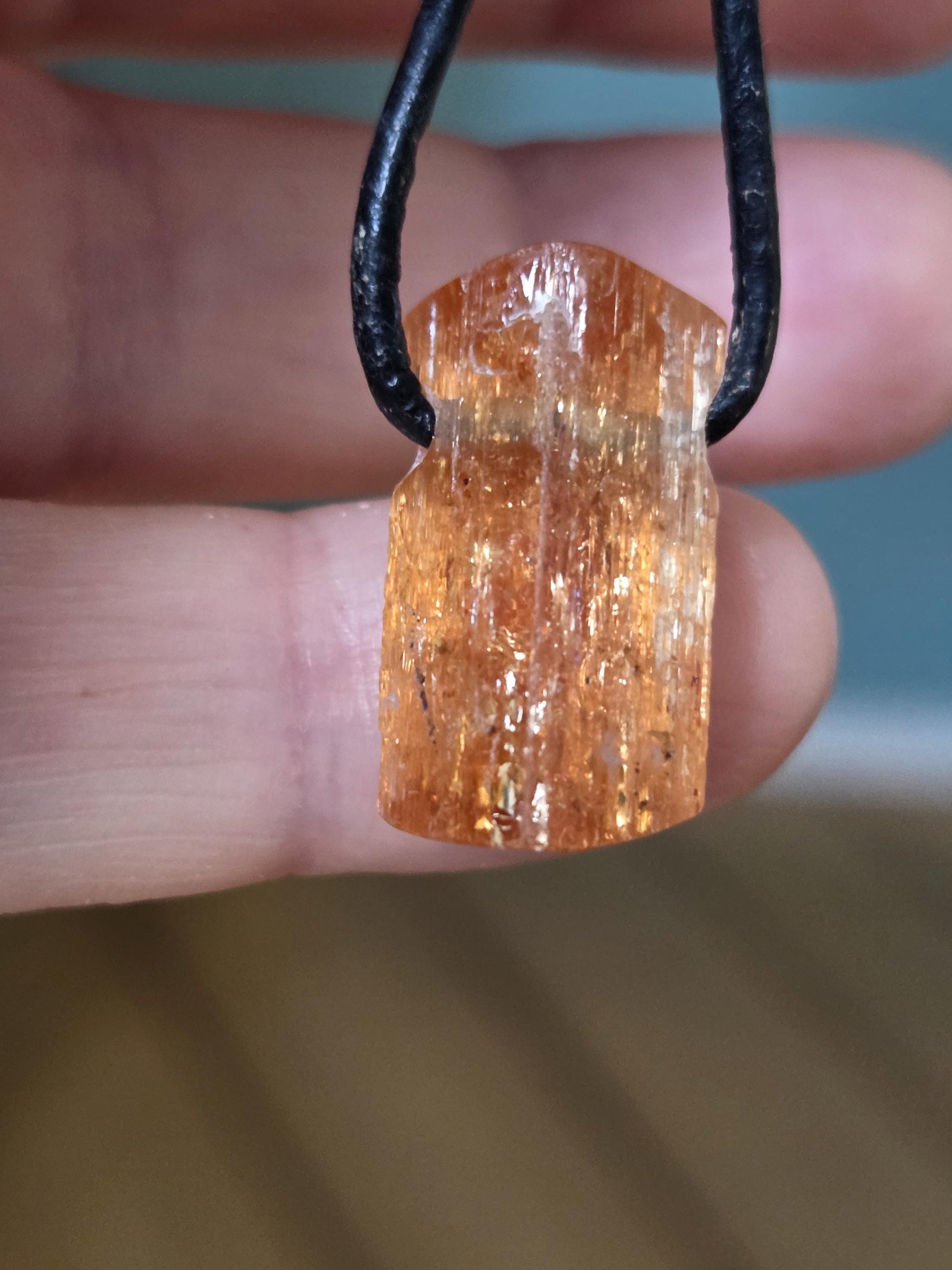 Kleiner feiner Imperial Topas Kaiser Topas Goldtopas Rohstein Anhänger, 22 x 12 x 11 mm, an verstellbarem Lederband, 3,83 g., 19,10 ct.