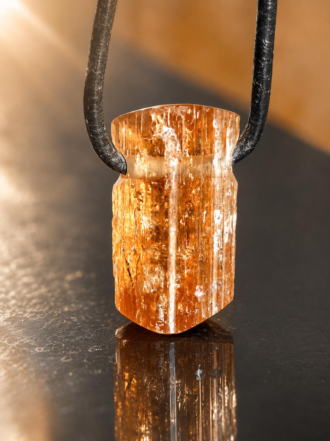Kleiner feiner Imperial Topas Kaiser Topas Goldtopas Rohstein Anhänger, 22 x 12 x 11 mm, an verstellbarem Lederband, 3,83 g., 19,10 ct.
