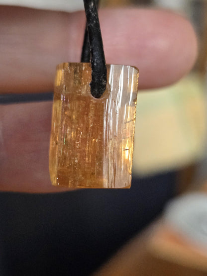 Imperial Topas Kaiser Topas Goldtopas Rohstein Anhänger, 18 x 12 x 11 mm, an verstellbarem Lederband, 6,28 g., 31,35 ct.