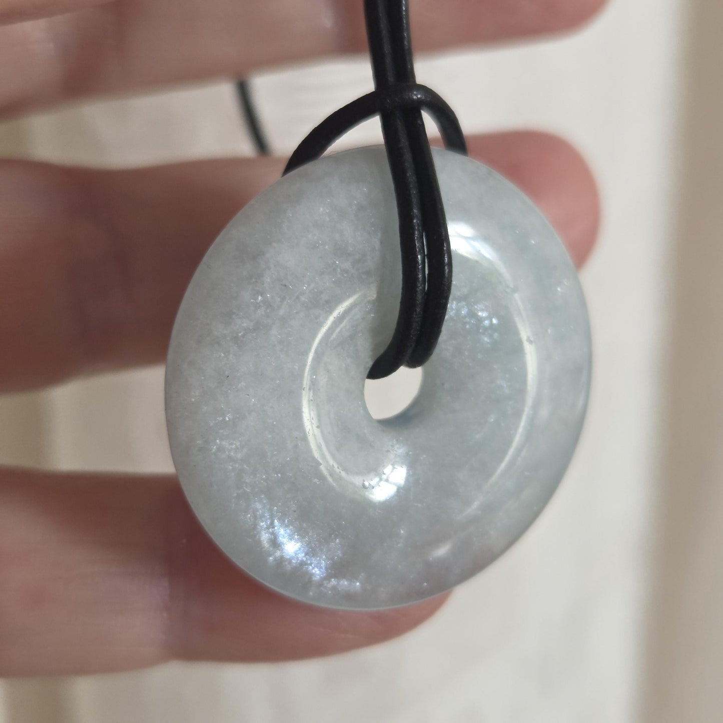 Aquamarin Anhänger, Donut an verstellbarem Lederband, 33 x 6 mm