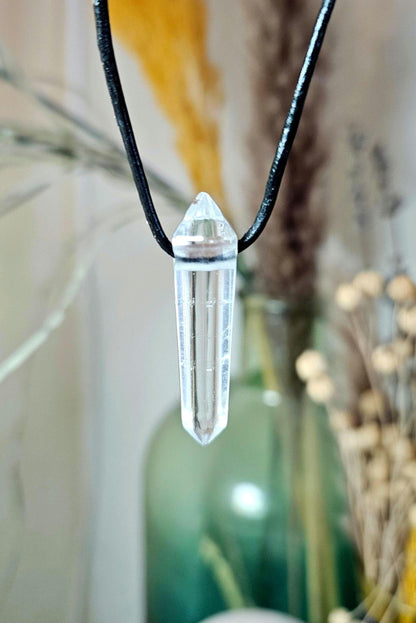 Bergkristall Spitze Anhänger, 35 x 8 x 8 mm, gebohrt, an verstellbarem Lederband