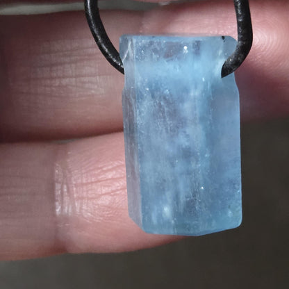 Santa Maria Aquamarin Stäbchen Farbe blau Anhänger 22 x 18 x 17 mm, gebohrt, am Lederband, 6,24 g., 31,25 ct.