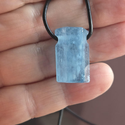 Santa Maria Aquamarin Stäbchen Farbe blau Anhänger 22 x 18 x 17 mm, gebohrt, am Lederband, 6,24 g., 31,25 ct.
