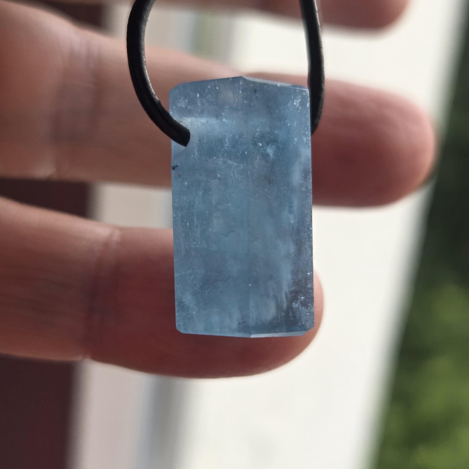 Santa Maria Aquamarin Stäbchen Farbe blau Anhänger 22 x 18 x 17 mm, gebohrt, am Lederband, 6,24 g., 31,25 ct.