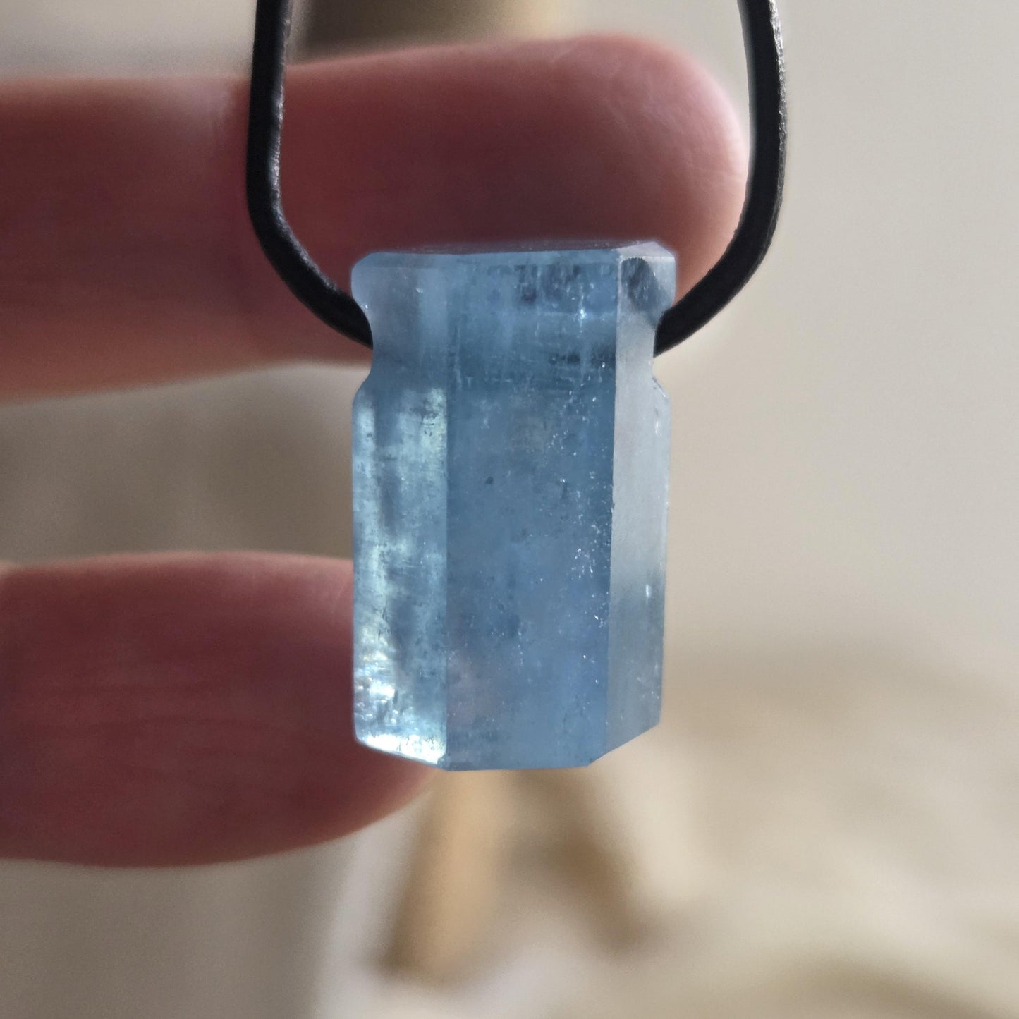 Santa Maria Aquamarin Stäbchen Farbe blau Anhänger 22 x 18 x 17 mm, gebohrt, am Lederband, 6,24 g., 31,25 ct.