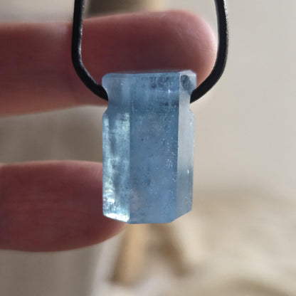 Santa Maria Aquamarin Stäbchen Farbe blau Anhänger 22 x 18 x 17 mm, gebohrt, am Lederband, 6,24 g., 31,25 ct.