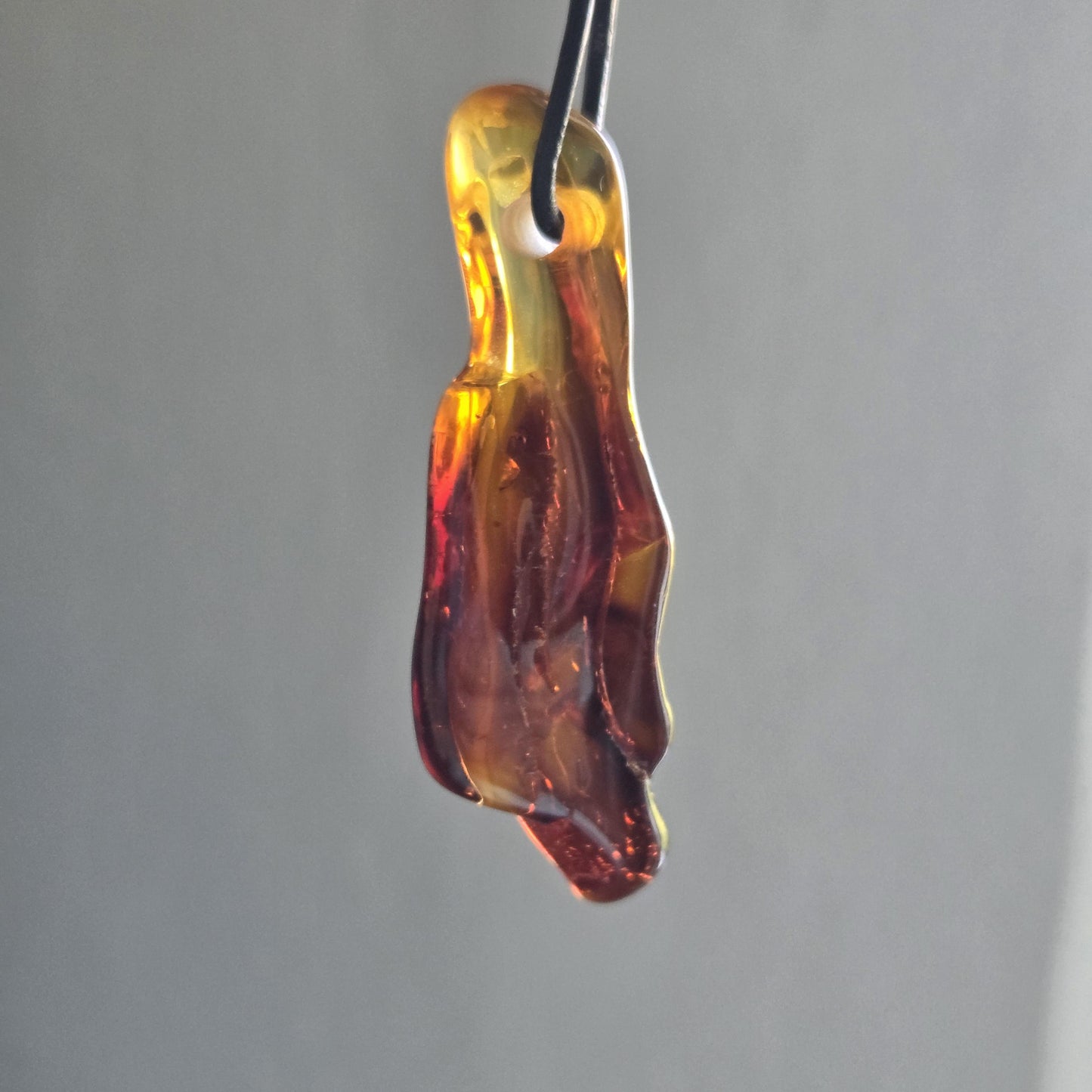 Großer baltischer Bernstein Anhänger, Amulett, Amber pendant, 58 x 18 x 15 mm, an verstellbarem Lederband