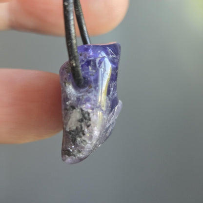 Kleiner feiner Tansanit, Tanzanit Rohstein Anhänger Kristall , 19 x 19 x 9 mm, gebohrt an verstellbarem Lederband