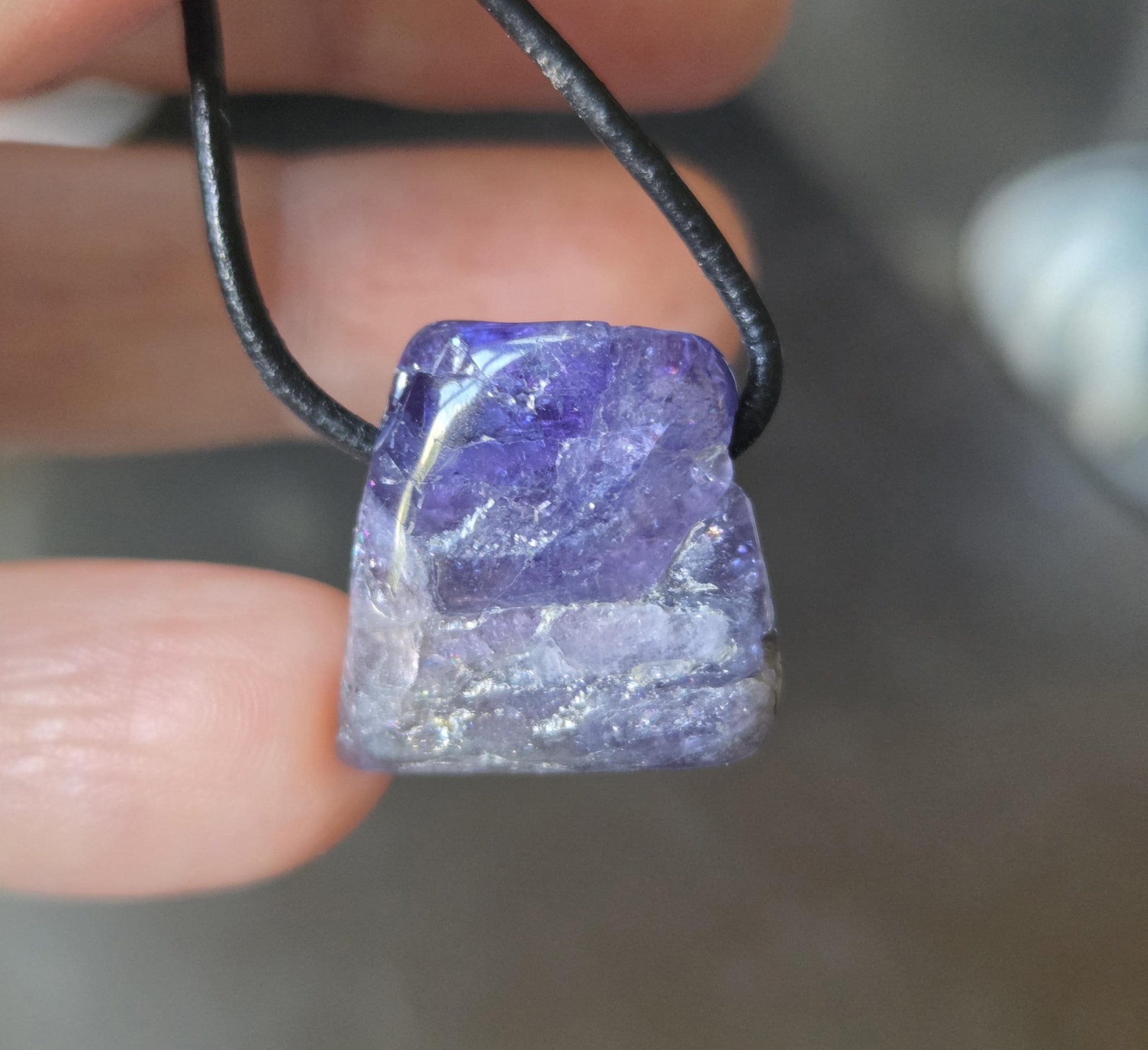 Kleiner feiner Tansanit, Tanzanit Rohstein Anhänger Kristall , 19 x 19 x 9 mm, gebohrt an verstellbarem Lederband