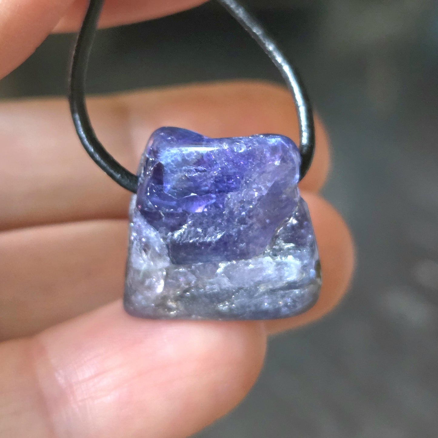 Kleiner feiner Tansanit, Tanzanit Rohstein Anhänger Kristall , 19 x 19 x 9 mm, gebohrt an verstellbarem Lederband