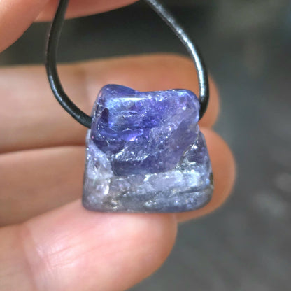 Kleiner feiner Tansanit, Tanzanit Rohstein Anhänger Kristall , 19 x 19 x 9 mm, gebohrt an verstellbarem Lederband
