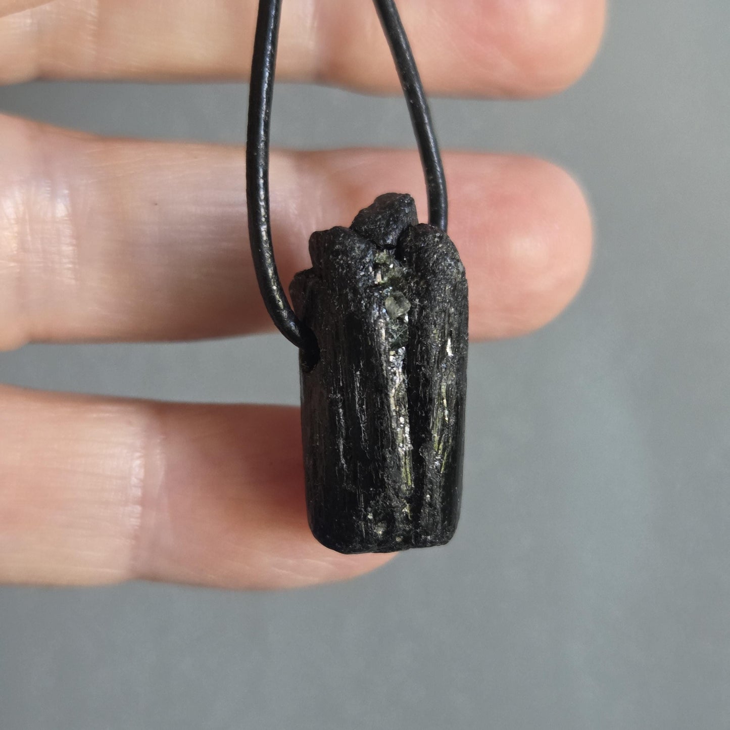 Schwarzer Turmalin Schörl Anhänger, Kristall Mehrfachspitze, roh belassen, 25 x 12 x 13 mm, an verstellbarem Lederband