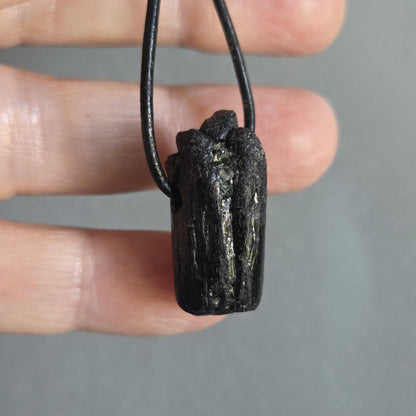 Schwarzer Turmalin Schörl Anhänger, Kristall Mehrfachspitze, roh belassen, 25 x 12 x 13 mm, an verstellbarem Lederband