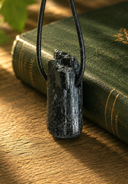Schwarzer Turmalin Schörl Anhänger, Kristall Mehrfachspitze, roh belassen, 25 x 12 x 13 mm, an verstellbarem Lederband