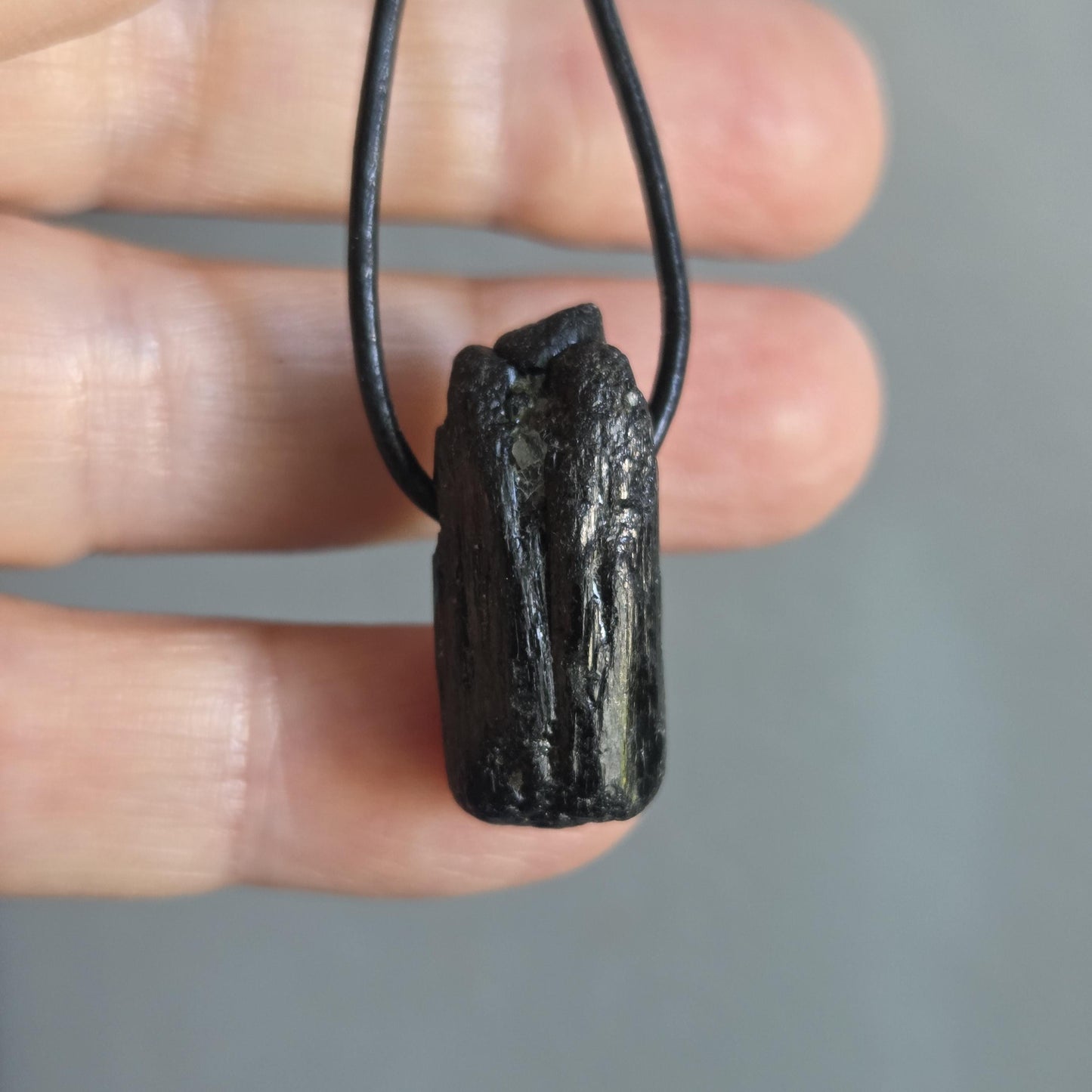 Schwarzer Turmalin Schörl Anhänger, Kristall Mehrfachspitze, roh belassen, 25 x 12 x 13 mm, an verstellbarem Lederband