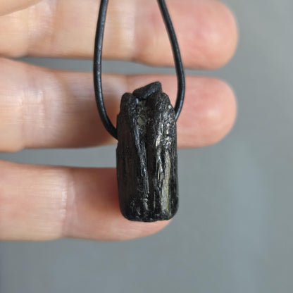 Schwarzer Turmalin Schörl Anhänger, Kristall Mehrfachspitze, roh belassen, 25 x 12 x 13 mm, an verstellbarem Lederband