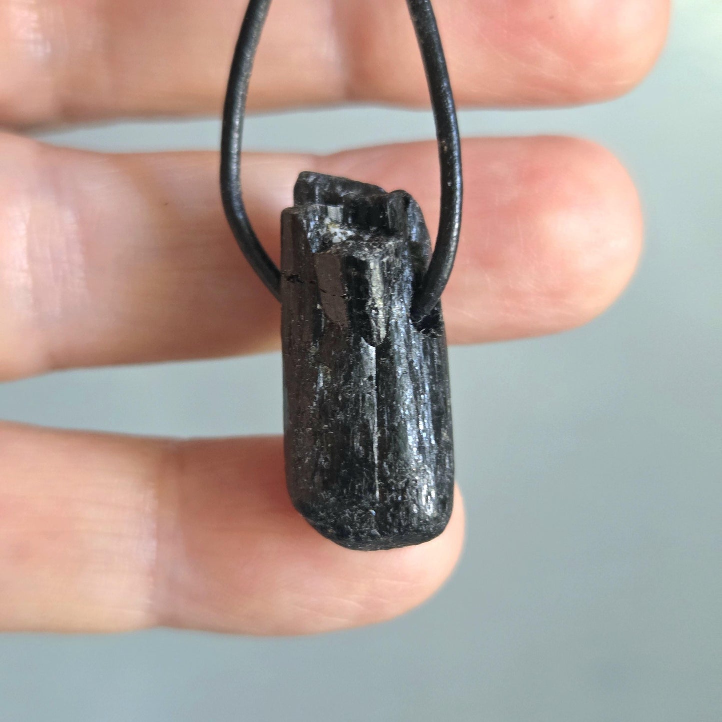 Schwarzer Turmalin Schörl Anhänger, Kristall Mehrfachspitze, roh belassen, 25 x 12 x 13 mm, an verstellbarem Lederband