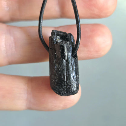 Schwarzer Turmalin Schörl Anhänger, Kristall Mehrfachspitze, roh belassen, 25 x 12 x 13 mm, an verstellbarem Lederband