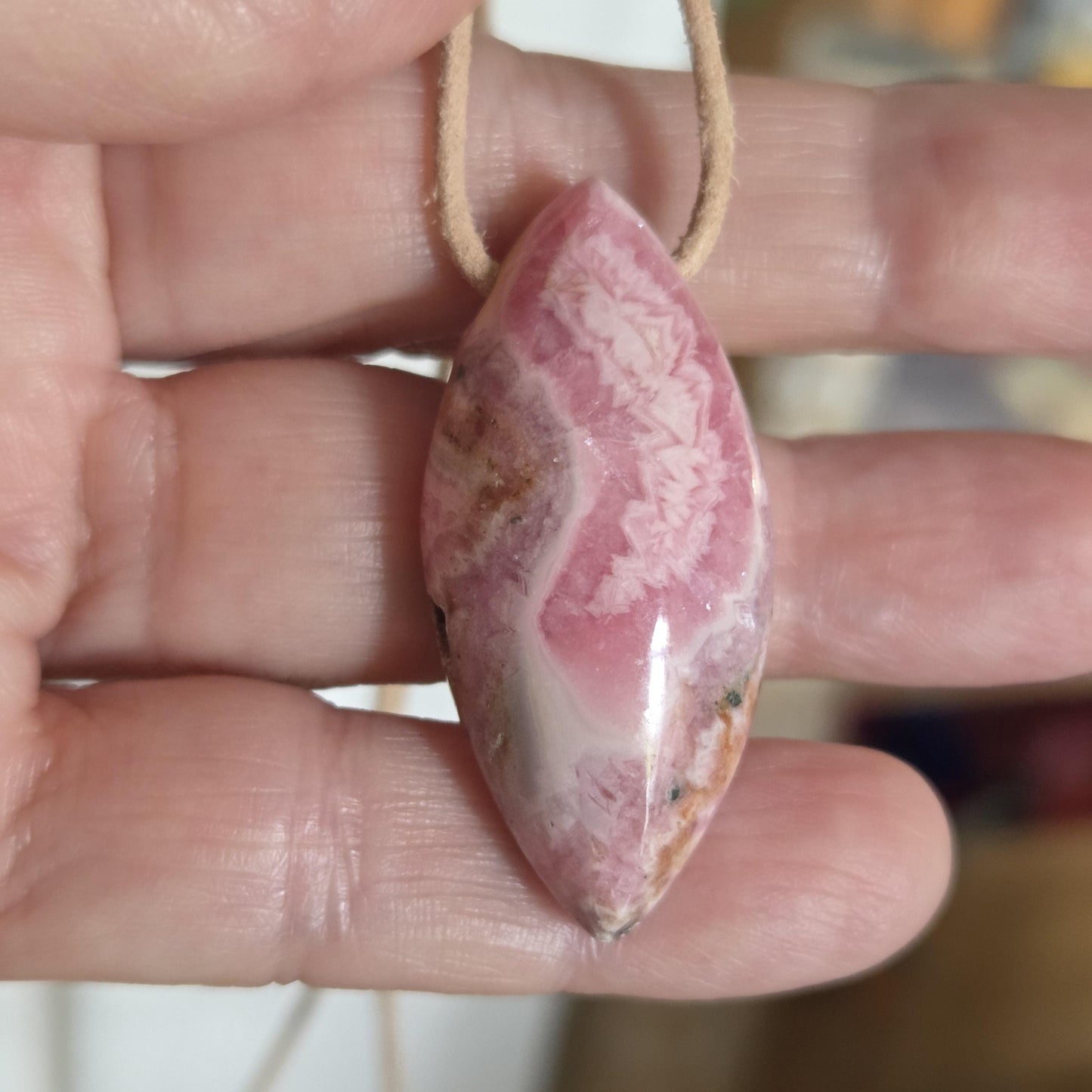 Rhodochrosit Navette förmig Anhänger, 41 x 19 x 10 mm, gebohrt, an verstellbarem Lederband