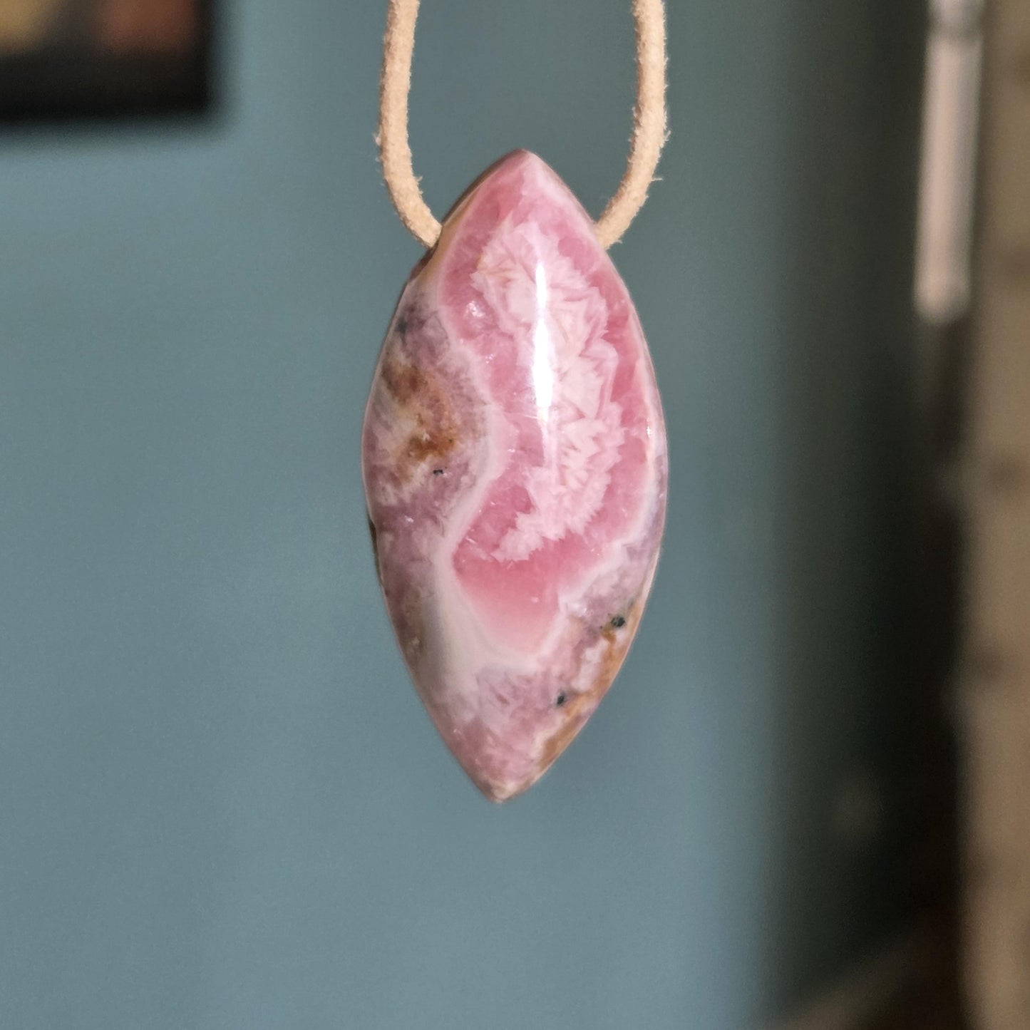 Rhodochrosit Navette förmig Anhänger, 41 x 19 x 10 mm, gebohrt, an verstellbarem Lederband