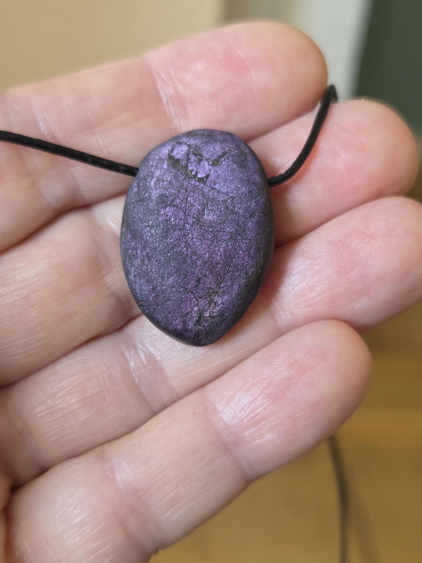 Magischer Purpurit Anhänger, 28 x 20 x 8 mm, gebohrt, an verstellbarem Lederband
