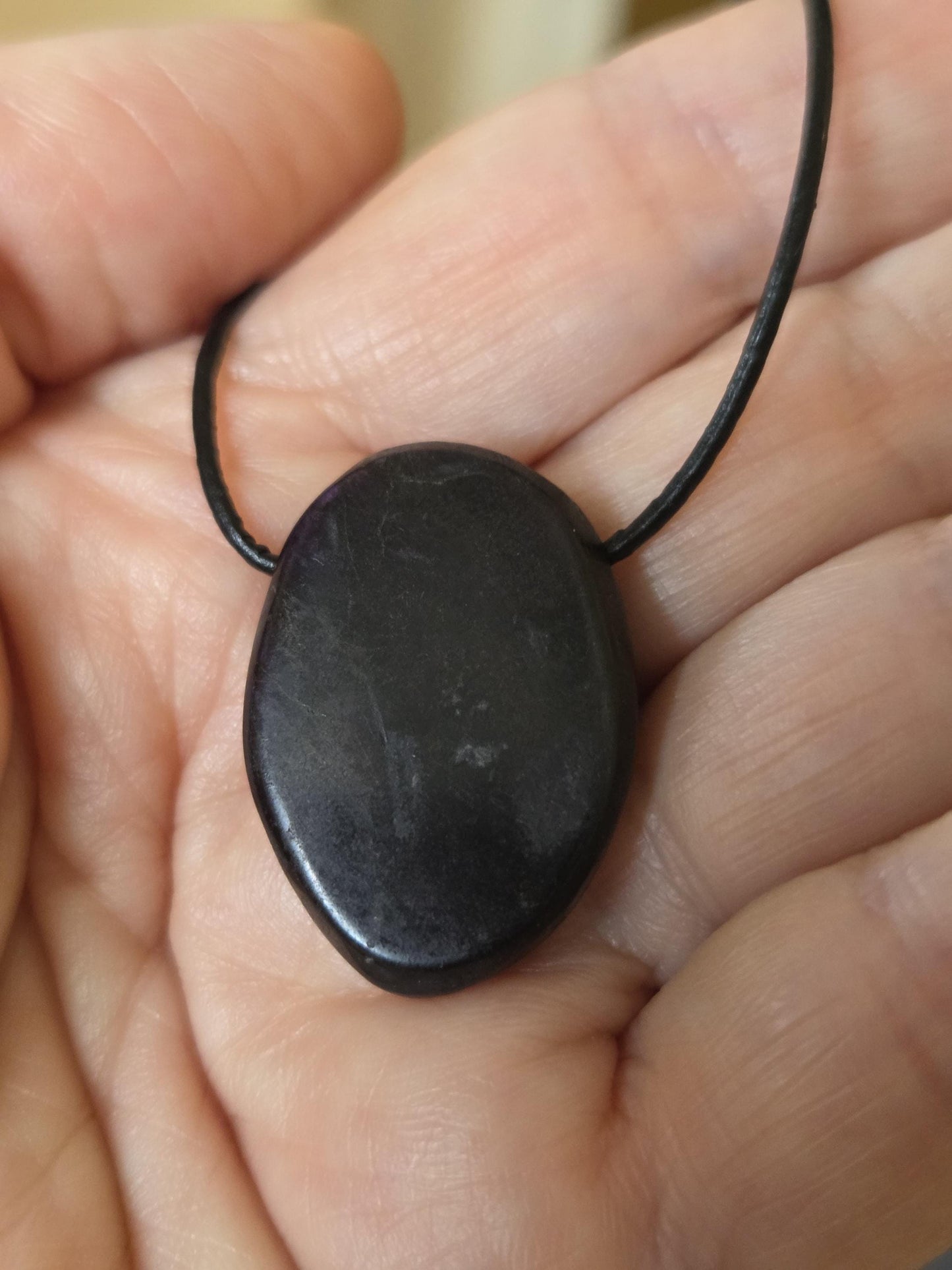 Magischer Purpurit Anhänger, 28 x 20 x 8 mm, gebohrt, an verstellbarem Lederband