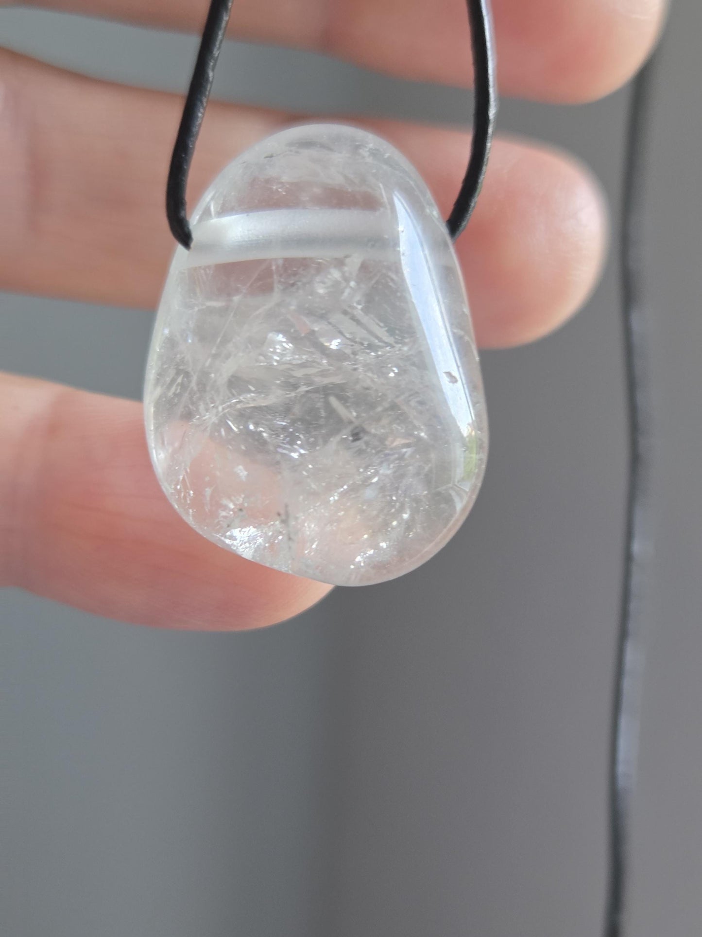 Topas weiß Anhänger, 28 x 22 x 13 mm, gebohrt, an verstellbarem Lederband