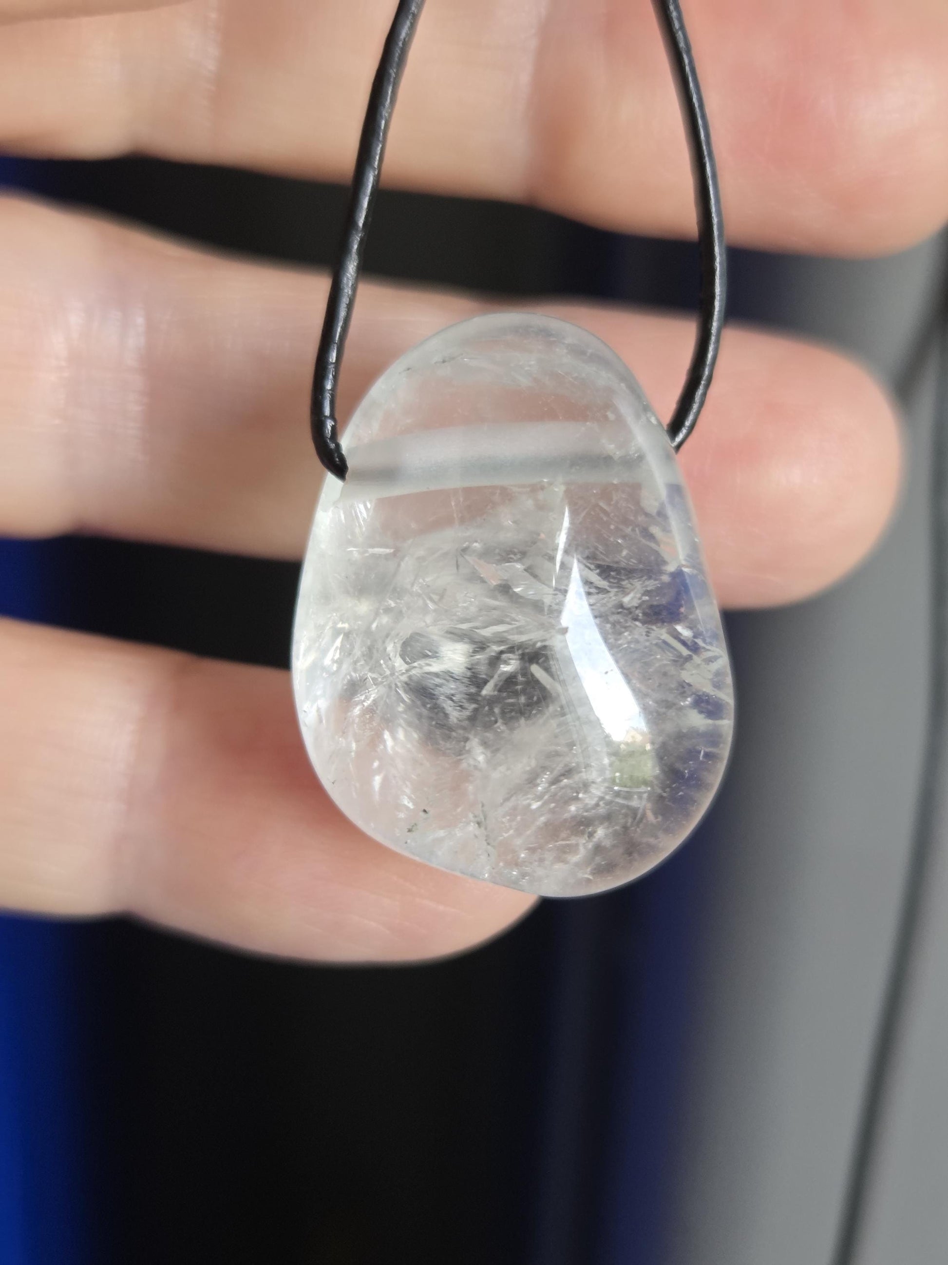 Topas weiß Anhänger, 28 x 22 x 13 mm, gebohrt, an verstellbarem Lederband