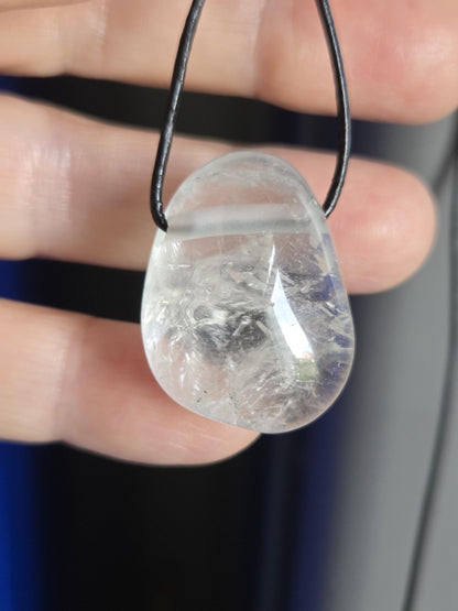 Topas weiß Anhänger, 28 x 22 x 13 mm, gebohrt, an verstellbarem Lederband
