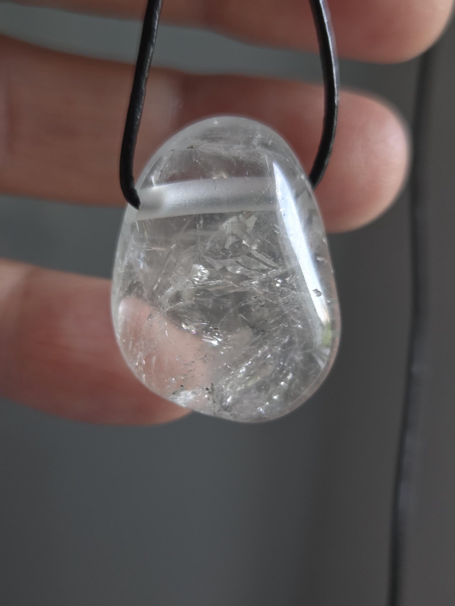 Topas weiß Anhänger, 28 x 22 x 13 mm, gebohrt, an verstellbarem Lederband