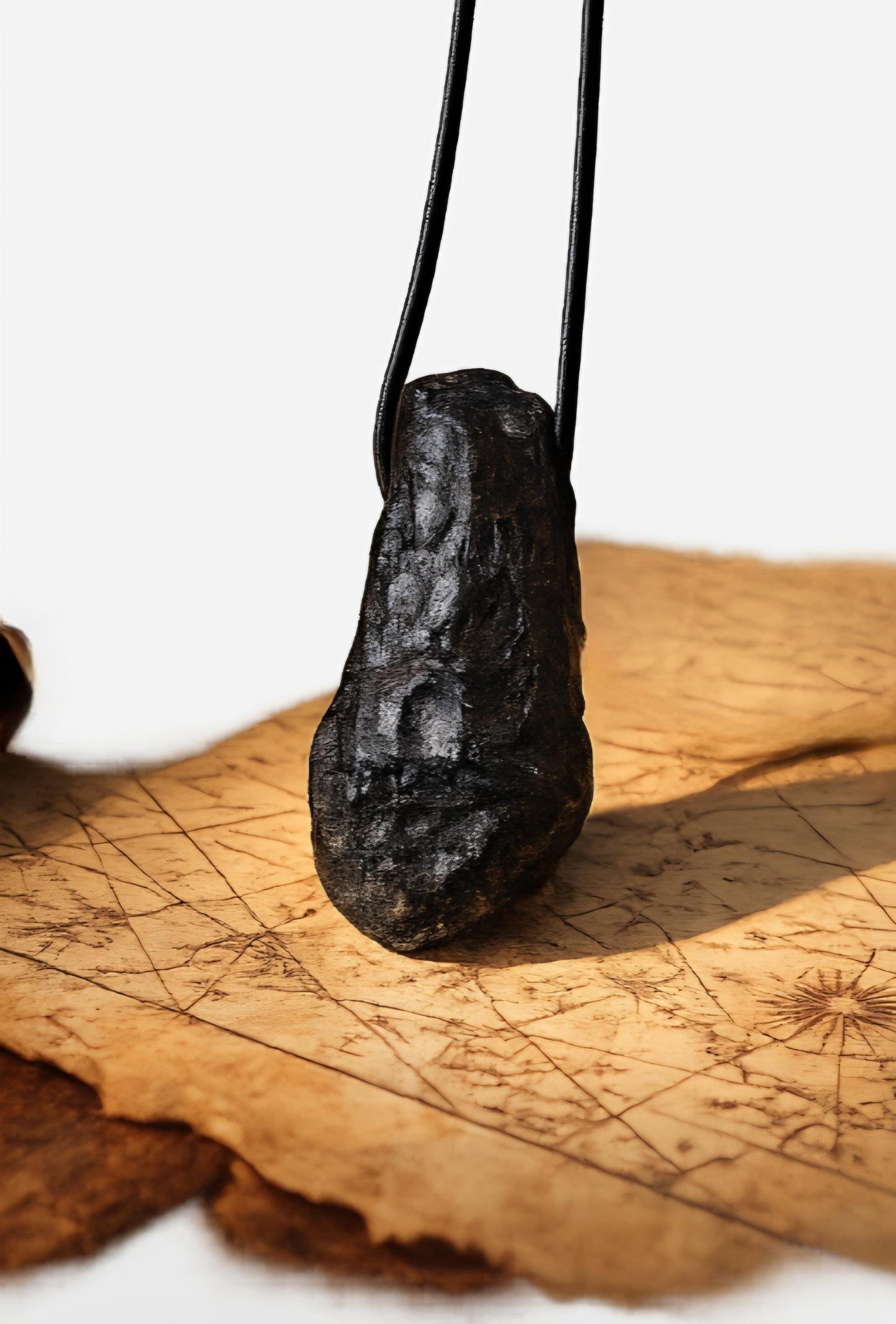 Tektit Indochinit schwarzer Moldavit Meteorit splashform Tropfen Anhänger, 43 x 22 x 18 mm, gebohrt, an verstellbarem Lederband