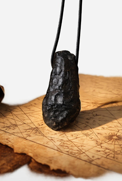 Tektit Indochinit schwarzer Moldavit Meteorit splashform Tropfen Anhänger, 43 x 22 x 18 mm, gebohrt, an verstellbarem Lederband