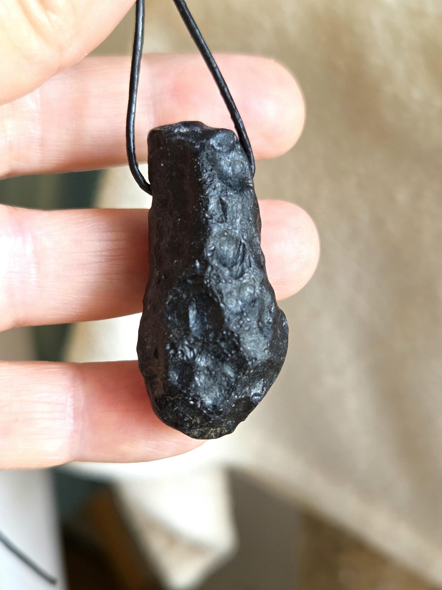 Tektit Indochinit schwarzer Moldavit Meteorit splashform Tropfen Anhänger, 43 x 22 x 18 mm, gebohrt, an verstellbarem Lederband