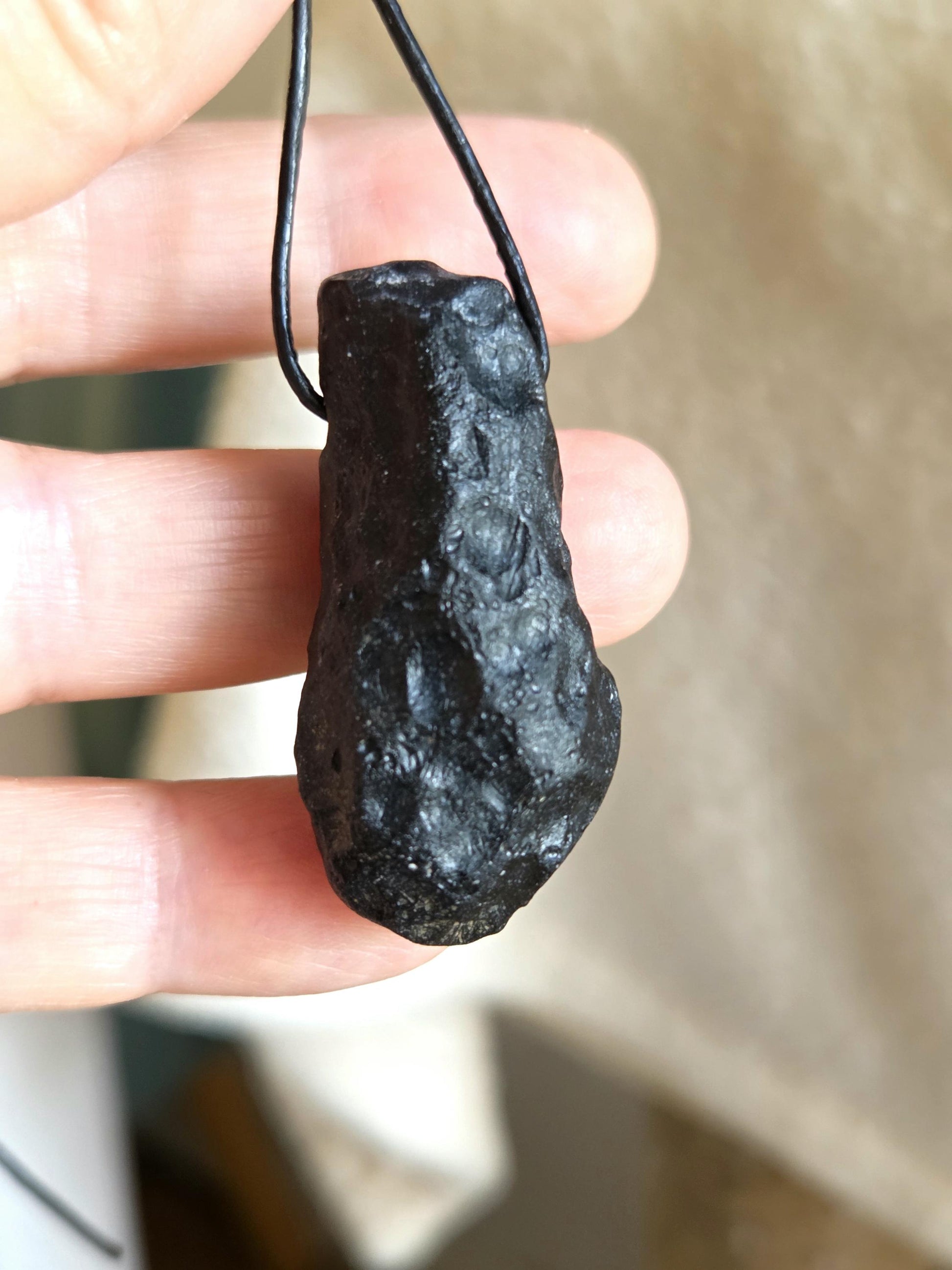 Tektit Indochinit schwarzer Moldavit Meteorit splashform Tropfen Anhänger, 43 x 22 x 18 mm, gebohrt, an verstellbarem Lederband