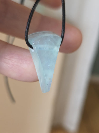 Filigraner Andenopal blau Chrysopal hellblau türkis Anhänger, 27 x 16 x 8 mm, gebohrt, an verstellbarem Lederband
