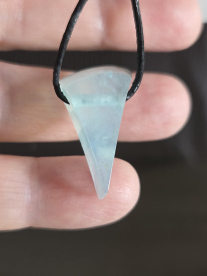 Filigraner Andenopal blau Chrysopal hellblau türkis Anhänger, 27 x 16 x 8 mm, gebohrt, an verstellbarem Lederband