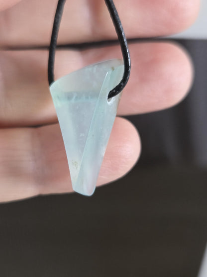 Filigraner Andenopal blau Chrysopal hellblau türkis Anhänger, 27 x 16 x 8 mm, gebohrt, an verstellbarem Lederband