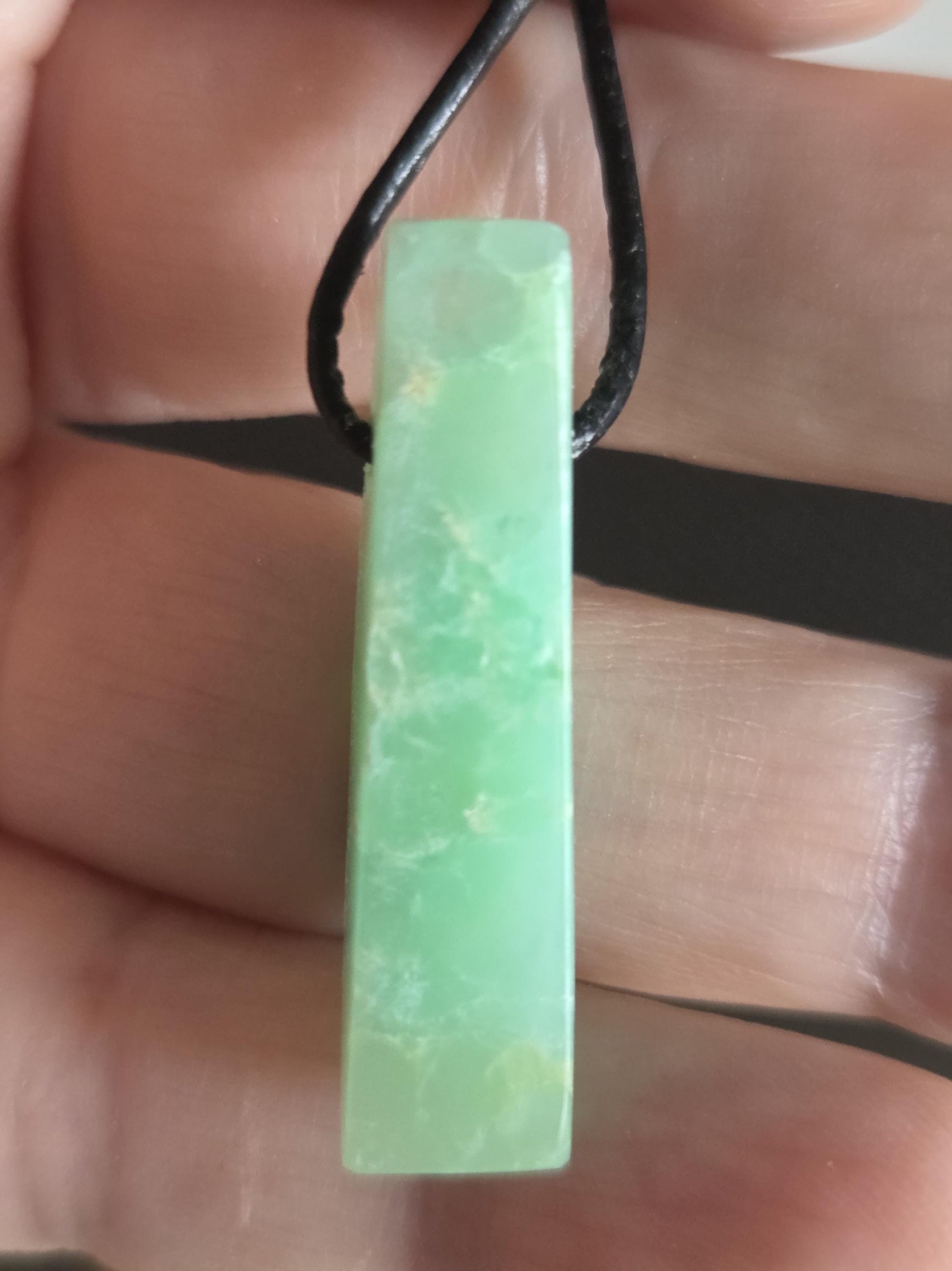 Extravaganter Chrysopras Anhänger, Halbmond stäbchenförmig , 33 x 9 x 7 mm, gebohrt, an verstellbarem Lederband