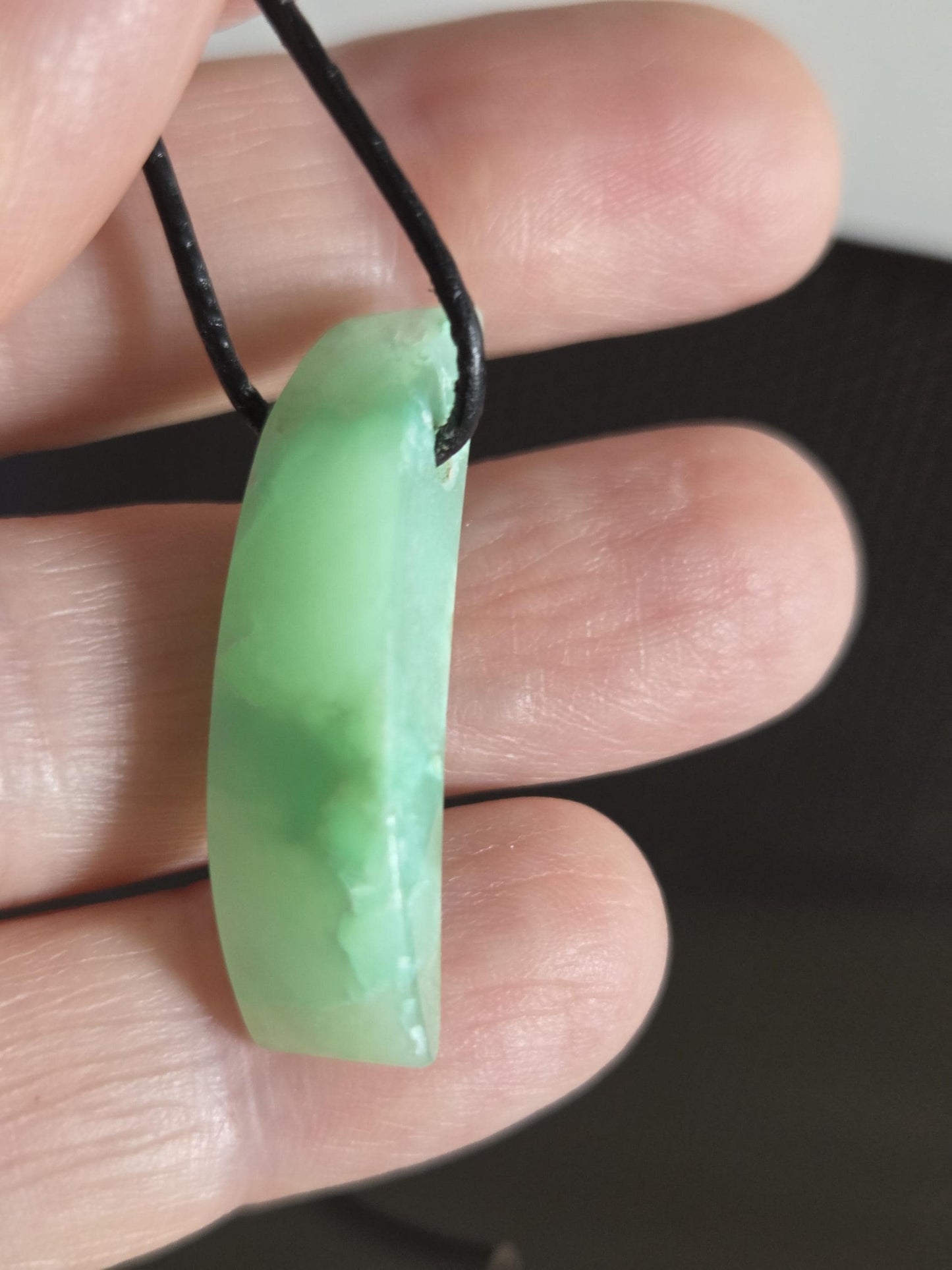 Extravaganter Chrysopras Anhänger, Halbmond stäbchenförmig , 33 x 9 x 7 mm, gebohrt, an verstellbarem Lederband