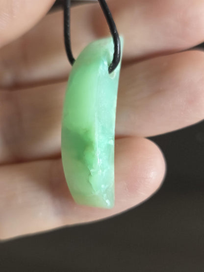 Extravaganter Chrysopras Anhänger, Halbmond stäbchenförmig , 33 x 9 x 7 mm, gebohrt, an verstellbarem Lederband