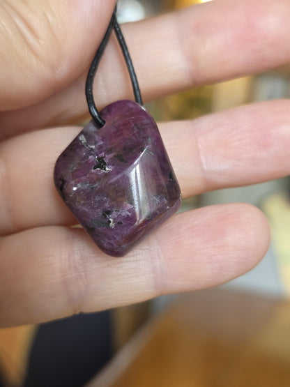 Magischer Rubin Kristall Vollstein Anhänger, 28 x 24 x 12 mm, gebohrt, an verstellbarem Lederband