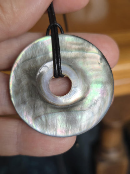 Dunkele Perlmutt Abalone Muschel, See Opal, Donut Anhänger, 40 x 5 mm, an verstellbarem Lederband