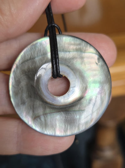 Dunkele Perlmutt Abalone Muschel, See Opal, Donut Anhänger, 40 x 5 mm, an verstellbarem Lederband