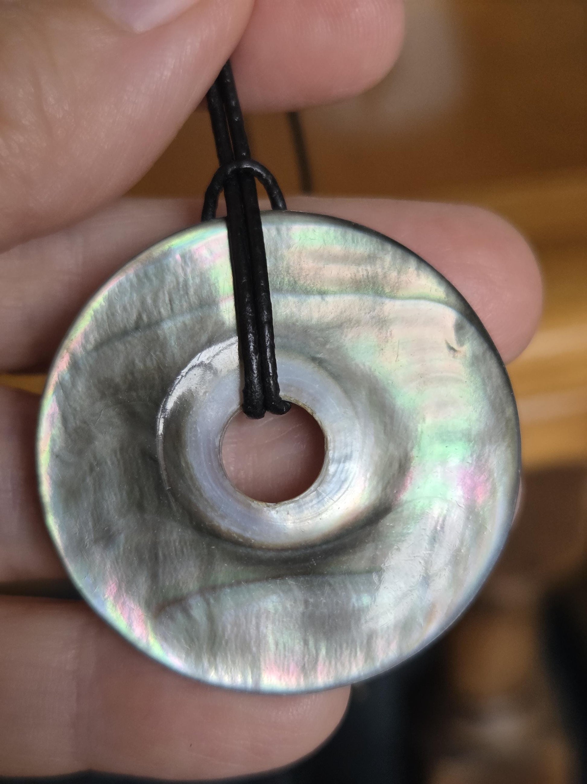 Dunkele Perlmutt Abalone Muschel, See Opal, Donut Anhänger, 40 x 5 mm, an verstellbarem Lederband