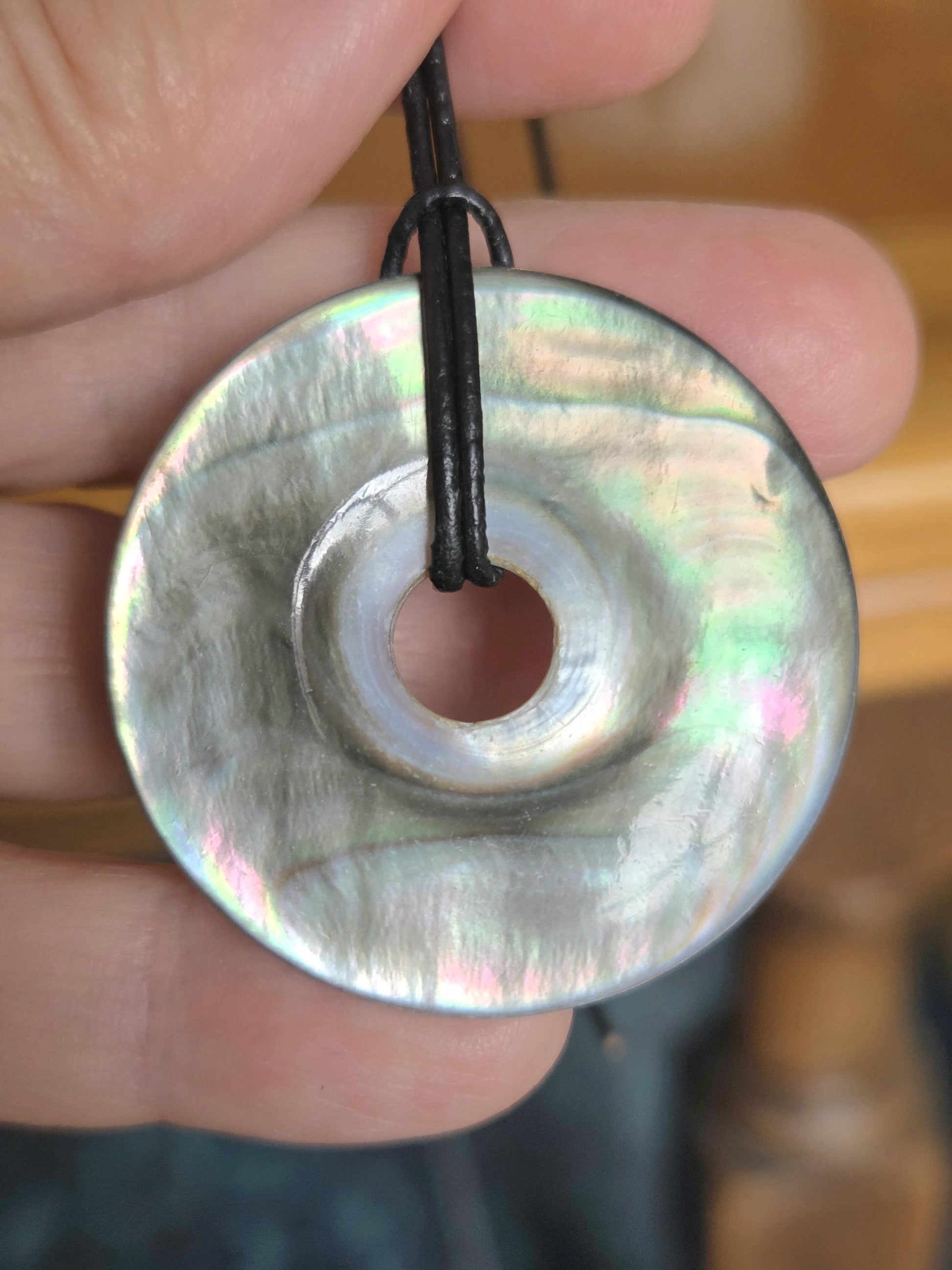 Dunkele Perlmutt Abalone Muschel, See Opal, Donut Anhänger, 40 x 5 mm, an verstellbarem Lederband