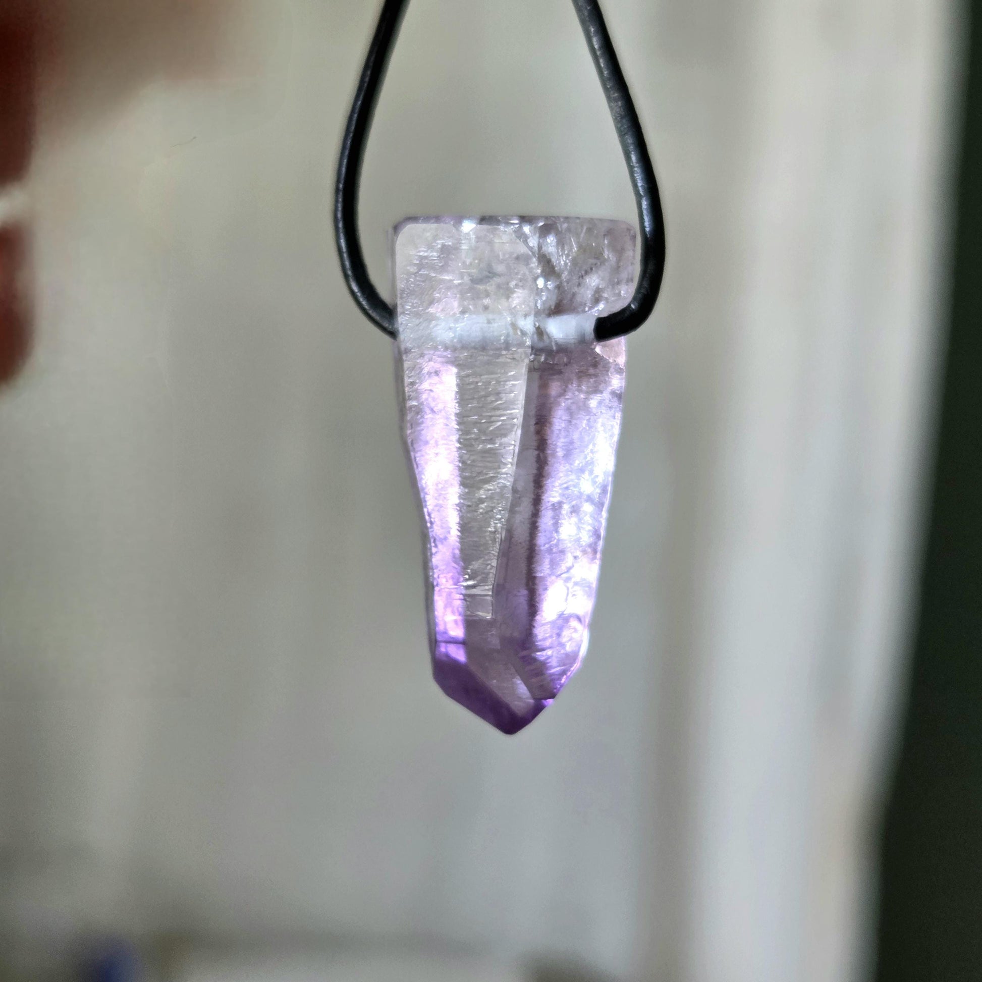 Erstklassiger Vera Cruz Amethyst Kristall Spitze Rohstein Healing Crystal mit yin code, Heilkristall , gebohrt an verstellbarem Lederband